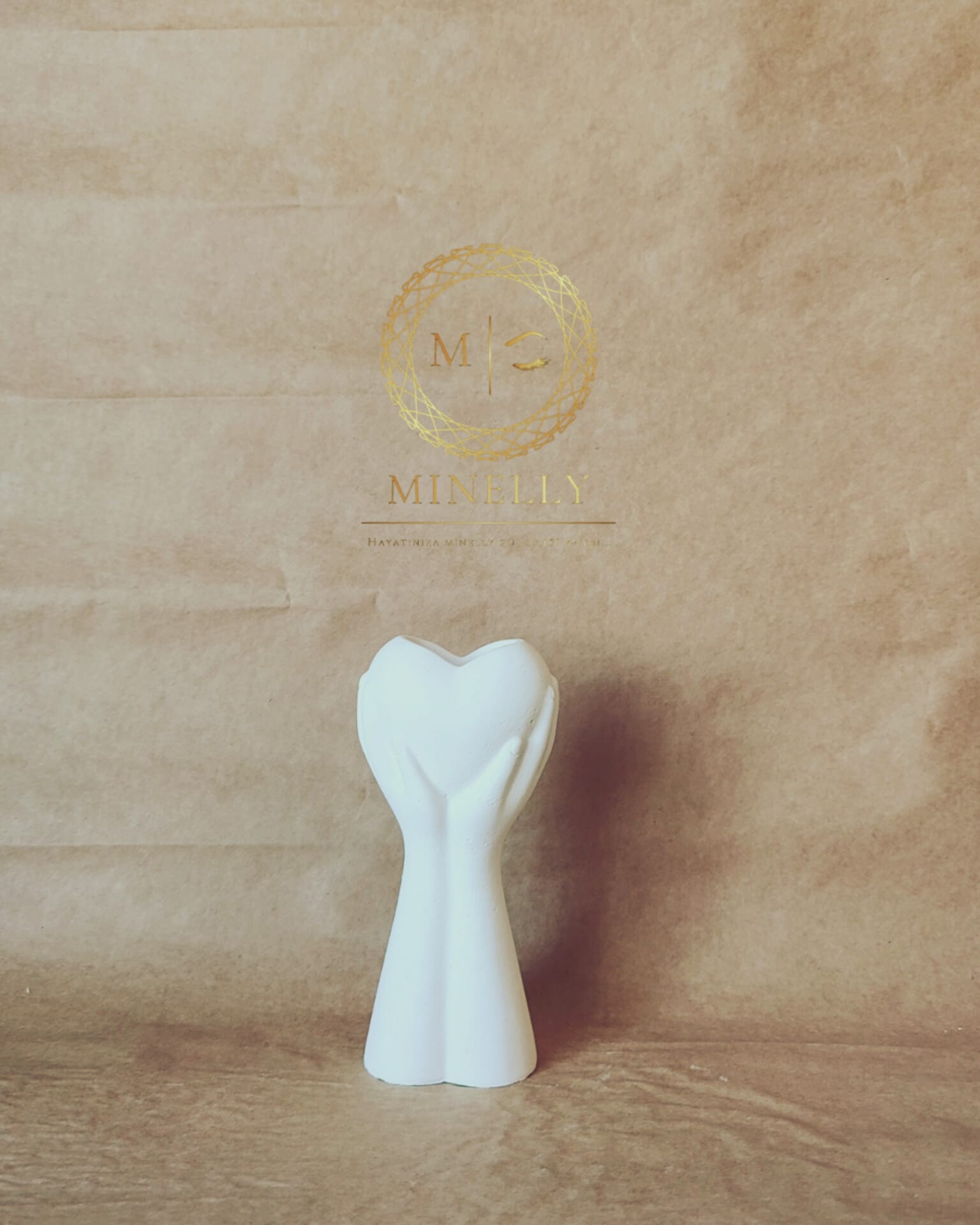 Minelly- Sevgiye Tutunan Eller