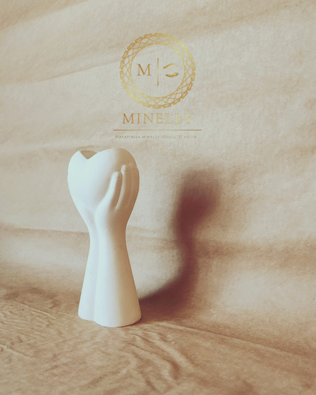 Minelly- Sevgiye Tutunan Eller