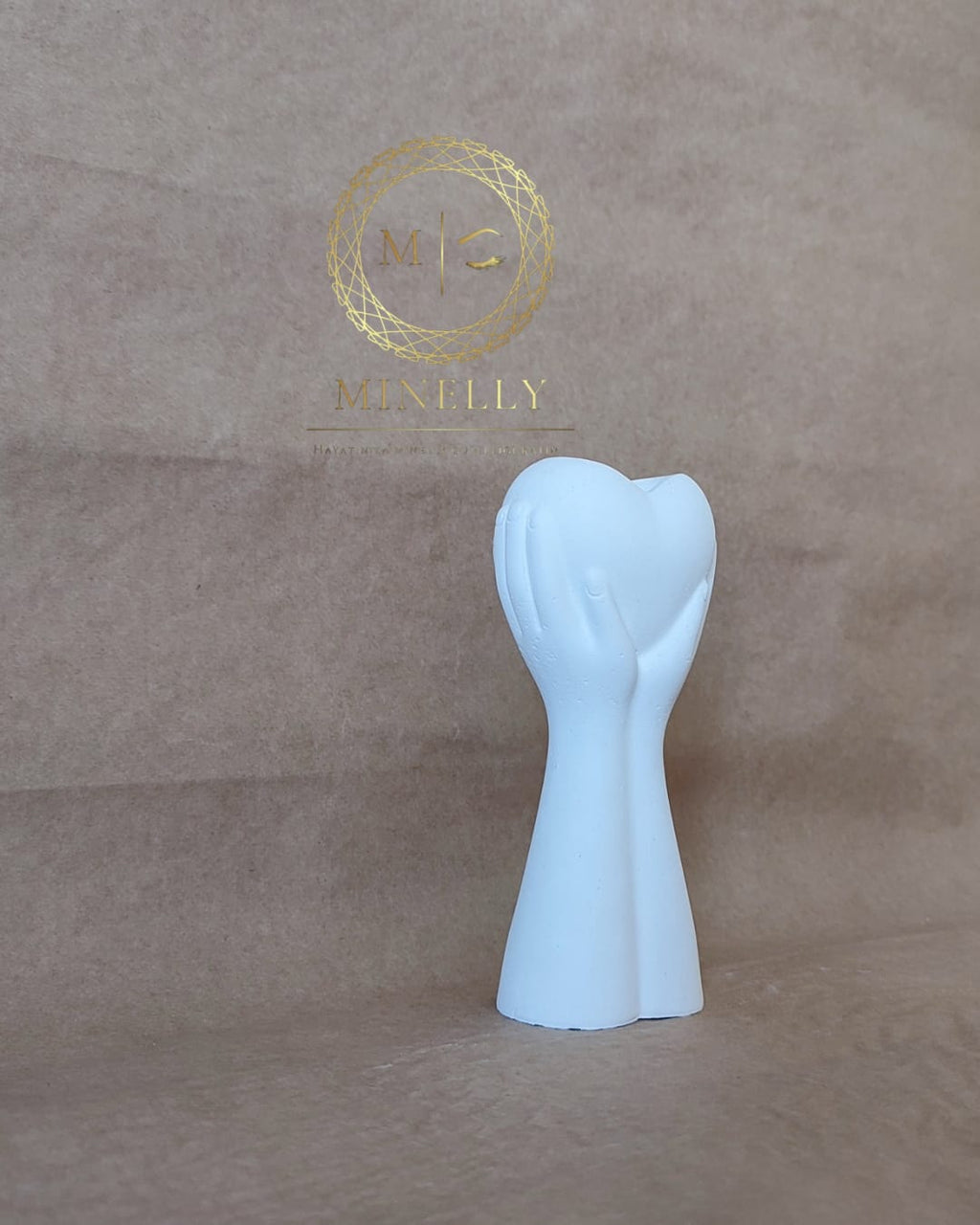 Minelly- Sevgiye Tutunan Eller