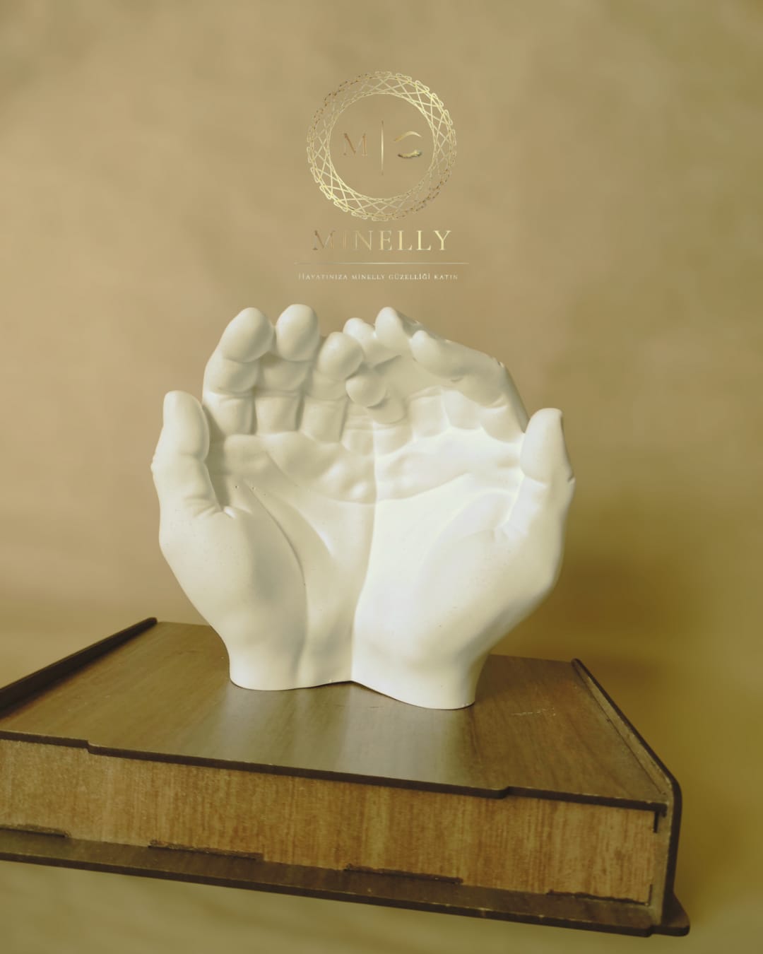 Şefkatli Eller – Minelly Özel Tasarım