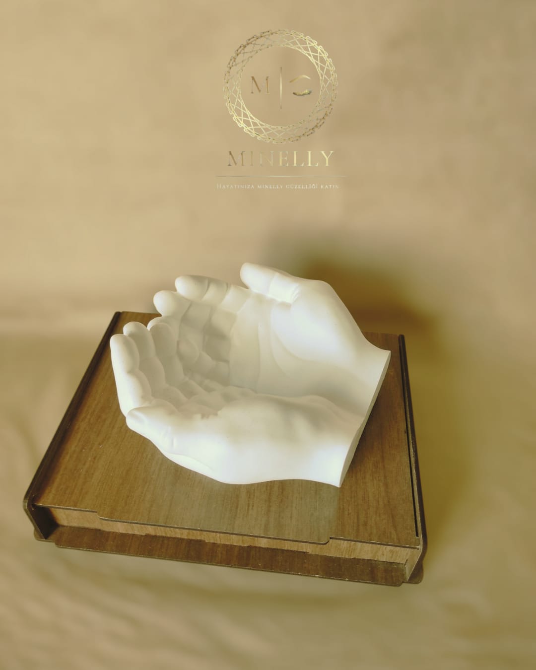 Şefkatli Eller – Minelly Özel Tasarım