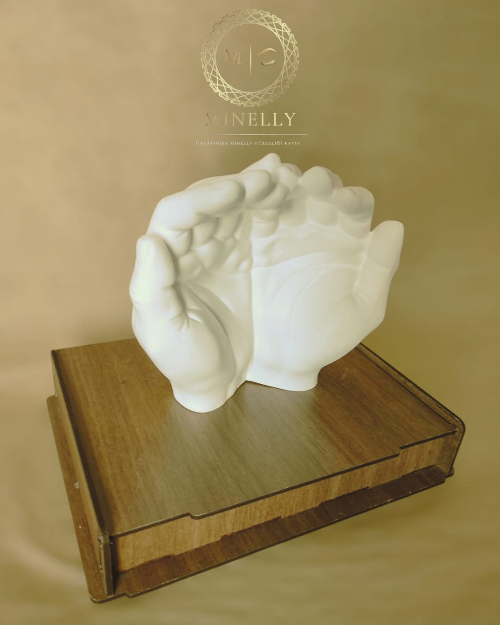 Şefkatli Eller – Minelly Özel Tasarım