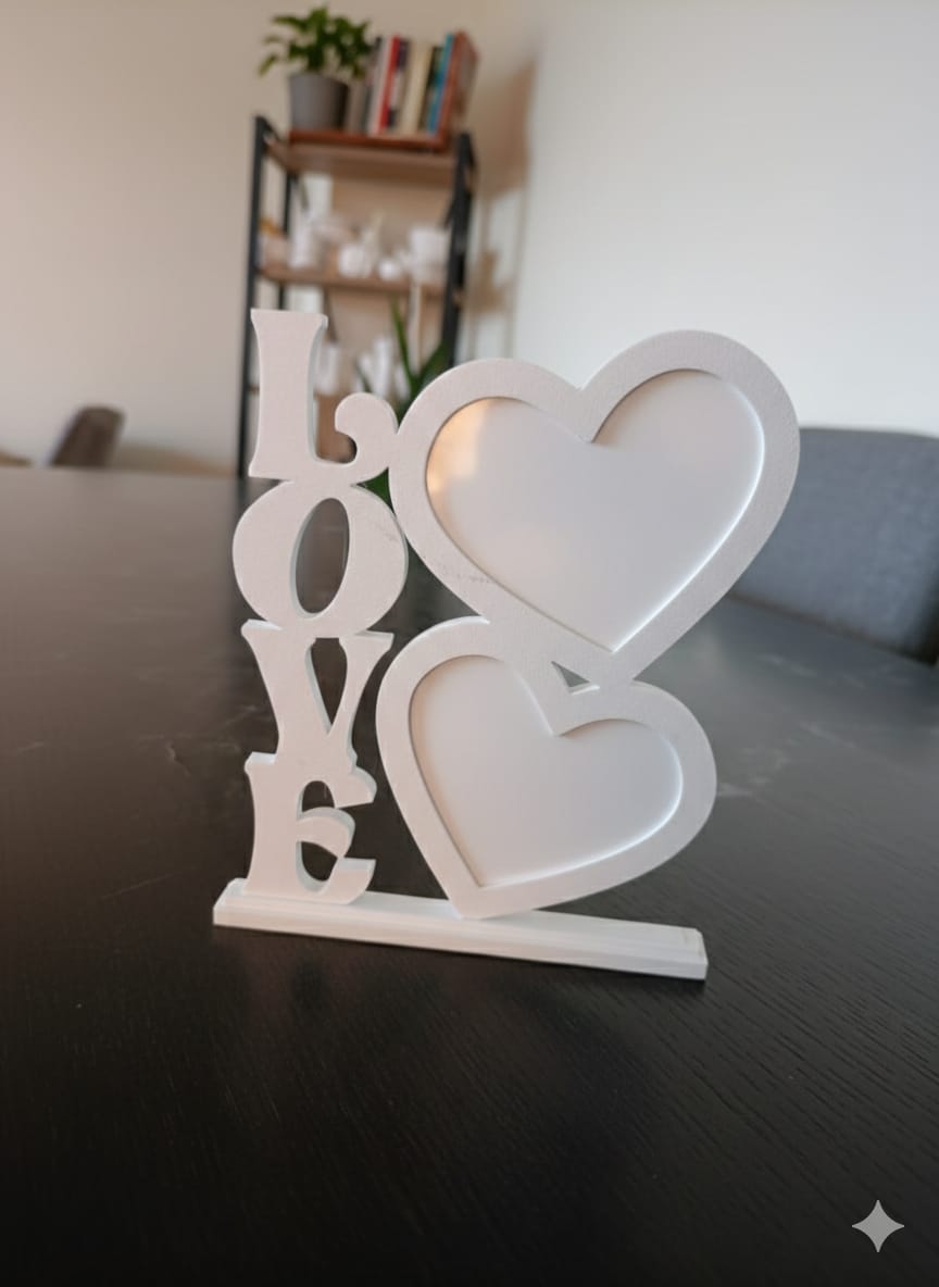 Minelly LoveFrame | Kalpli LOVE Fotoğraf Çerçevesi – 3D Baskı Çiftlere Özel Hediyelik